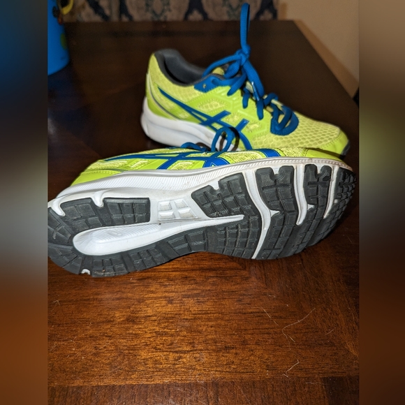 Boys size 4 Asics - Picture 3 of 4